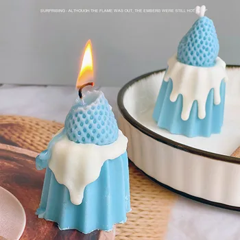 Ароматерапевтическая свещ във формата на синьо ягодов торта