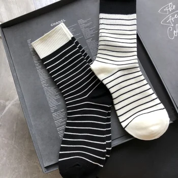 Новата колекция на 2023 г., черно-бели чорапи в рубчик